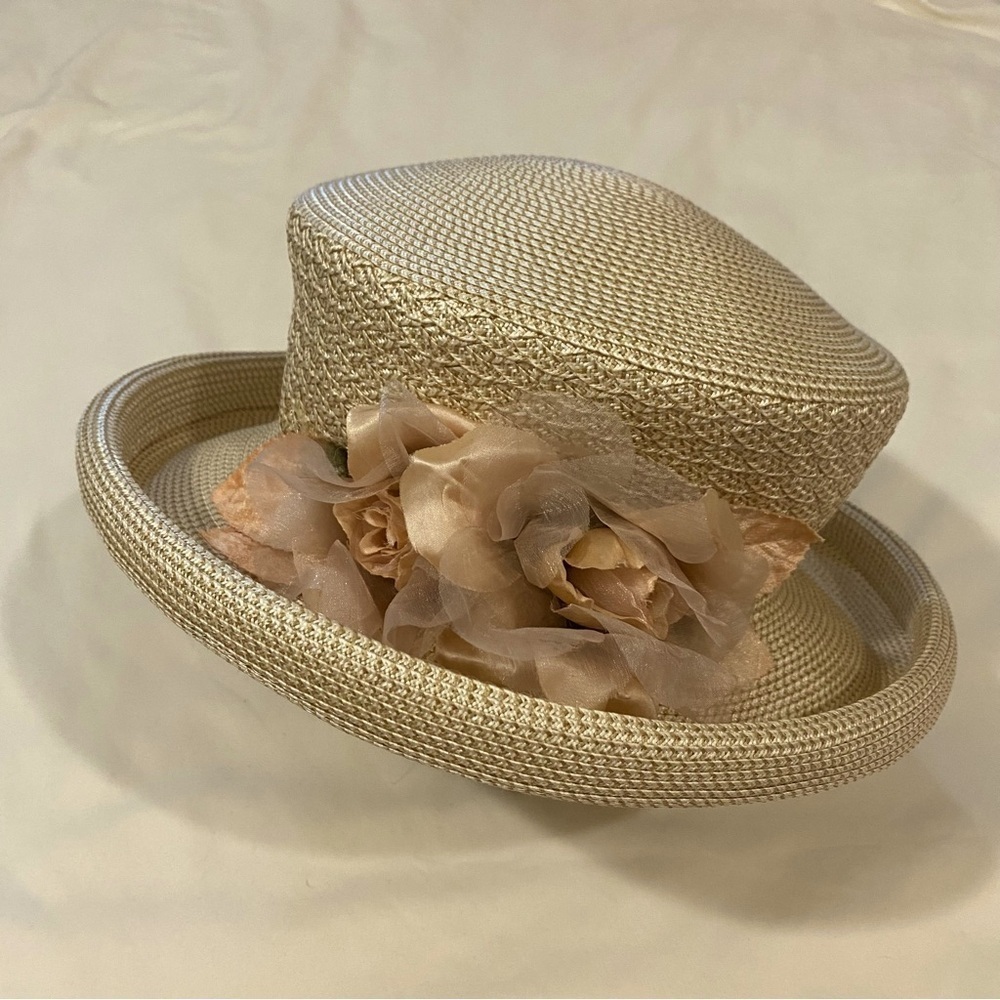 Vintage women’s beige floral church hat